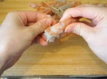 step3: 先把蝦洗淨後去殼去頭尾（留起熬湯），去蝦腸後先剁碎。用一茶匙的油炒香蝦殼，然後加入一湯匙的酒和半碗水。大火滾後，收中火滾5分鐘出味，倒起蝦湯備用。