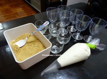 step3: 一層餅碎，一層忌廉，重複放容器內 (用唧袋會好d)