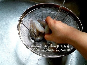 step2: 期間將蝦仁用生粉拌勻用水沖洗兩次後瀝乾水份