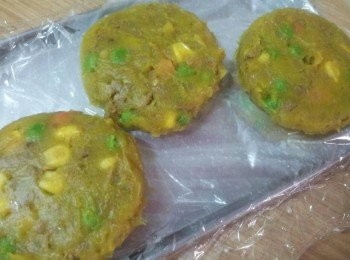 step12: 把拌好的料用模型或用手整型 ,  放到舖上保鮮膜的盤子上 , 此時最好把已成型的可樂餅放入冷凍中冰到小硬後再拿出來 , 這樣後面的作業比較好操作