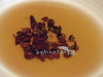 step2: 起油鍋2匙油小火炒花椒.快要冒煙時把火關起.花椒油盛起備用