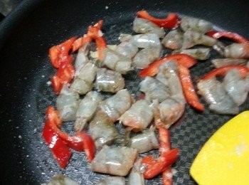 step6: 落蝦煎香後炒勻