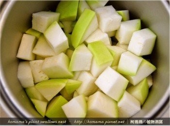 step2: 蒲瓜先削除外皮，分切成塊狀後，直接放入電鍋中備用。