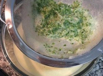 step4: 用濾網濾除金桔渣。果汁上的泡泡不需撈除，加蜂蜜後泡泡就會消失。