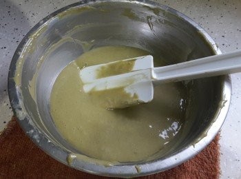 step6: 將熱水加入綠茶粉內溶解，然後加入旦黃液內拌勻。

再加入低筋面粉，用膠刮以切拌法拌勻。