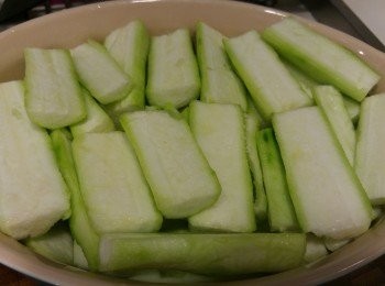 step2: 勝瓜去皮去籽切長條後放入碟內,乾蒜和蒜頭切粒。