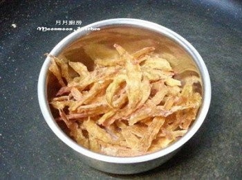 step7: 蝦乾先浸水10分鐘，瀝乾水份，切碎。