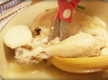step8: 一隻雞的秘密武器~~"剪刀"!!! 拿起剪刀開始剪雞肉~~~ 因為肉已經燉的很軟所以很好剪呢^^" 肉好嫩不乾柴唷^^b