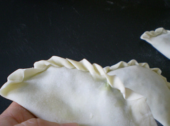 step5: 放入餡料，開始包，包好按按盒子的肚子，扁了好烙，可以捏自己喜歡的花邊。