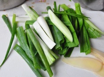step2: 準備蔥、大蒜段與薑片