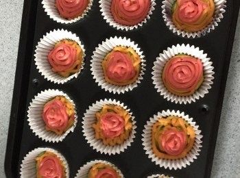 step6: 把不同顏色的麵糊唧到已鋪了入爐紙杯的杯子蛋糕烤盤