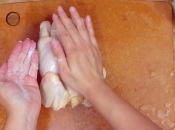 step4: 用大概4小匙鹽分4次抹勻雞腔內外