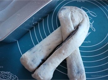 step9: 用刀界開三行末端不要切斷，編成一個辮子、放進吐司模內作第二次發酵為期40分鐘