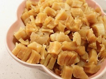 step2: 倒入一至兩湯匙紹酒, 隔水蒸20-30分鐘, 同時可以開始處理其他<span class="group_1">食材</span>, 把金鉤蝦放到清水中浸軟, 切末,  蒜瓣、乾蔥、指天椒、紅尖椒、金華火腿和鹹魚亦分別切成細末。