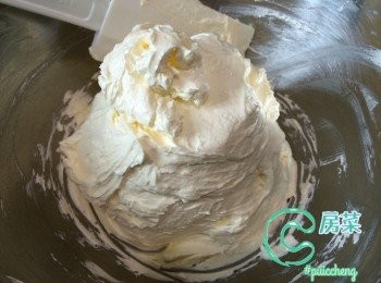 step1: 牛油放室溫至軟, 加砂糖打發至成淡黃色, 加奶
