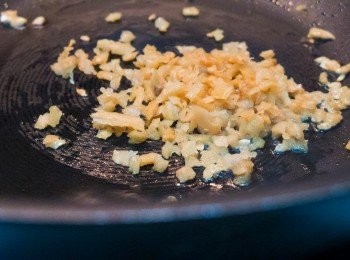 step3: 中火爆香菜脯粒。之後攞起灘涼，再溝埋落蛋槳。記住唔好熱溝，唔係啲蛋有一粒粒熟咗。