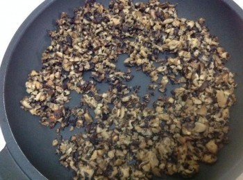 step2: 香菇切細末炒香（不必加油） （乾香菇先泡水軟化）