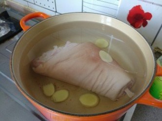 step1: 鹹豬手解凍， 準備另一鍋水， 加入薑片和紹酒， 放進豬手最慢火煮1小時15分鐘