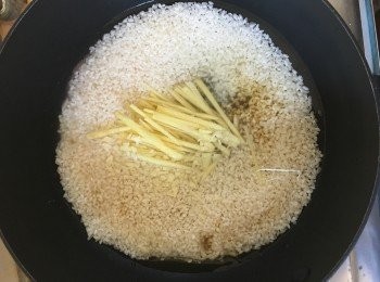 step2: 米先洗淨
放於鑊中，加360ml水
再放薑蒜
落豉油，酒，鹽及食油
撈勻
