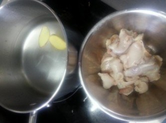 step3: 急凍翡翠螺用2片薑,1茶匙酒(去腥味)出水3分鐘洗淨待用