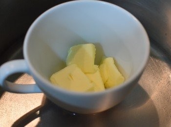 step2: 融化奶油後，將奶油放入鍋中與麵粉小火拌炒。