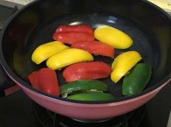 step4: 易潔鑊下油中火加熱, 輕手加入釀好的3色椒平放, 豬肉向下排好煎香2-3分鐘(視乎不同爐具的火力)