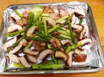 step1: 鮮露筍和大啡菇洗淨；削去鮮蘆筍的硬皮，切成段；大啡菇切片。放入烤盤中，加橄欖油、鹽和黑胡椒抓勻，放入已預熱200度的焗爐烤焗20分鐘，期間把蔬菜翻動一至二次，令它們受熱均勻。