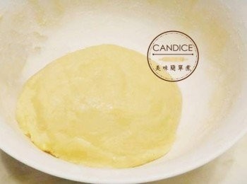 step5: <span class="group_1">原味麵團</span>❺ 直到成團，放置冷凍庫冰30分鐘，待麵糰變硬，便於壓模操作。
