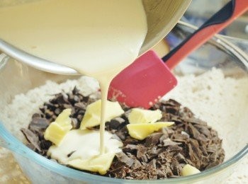 step3: 在小鍋內下淡忌廉及步驟一的香橙檸檬茶，用中小火煮淡忌廉至微滾（周邊有小泡沫出現），離火