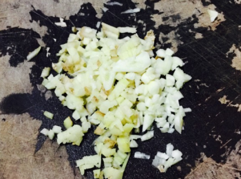 step2: 姜和蒜子剁成薑末和蒜末，備用。