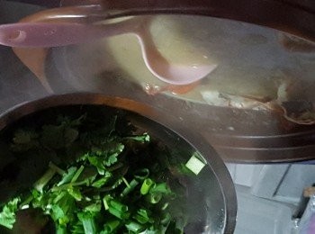 step16: 再將莞茜及蔥洗淨後剪成粒,加入粥內煮滾