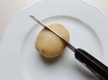 step2: 用刀子將馬鈴薯切成細片狀,不要切到底(切至4/5的深度,保留1/5不切斷)。