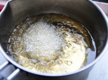 step9: 一個個放入油鍋中炸至金黃撈起瀝油
