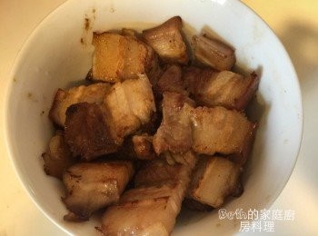 step2: 取一大碗，將煎好的五花肉片排在碗底