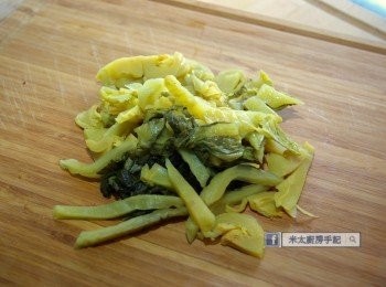 step2: 酸菜切絲。