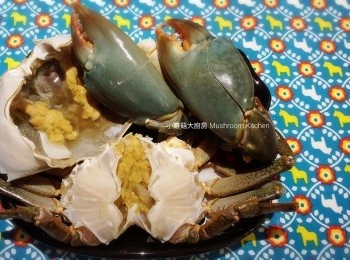 step2: 4) 用小錘子揼開蟹螯，吃時比較方便
5) 蟹身不用斬半，以免蟹膏流失