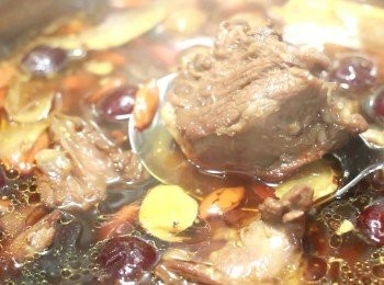 step9: 羊肉的油脂相對比較少, 對身體更為健康。烹煮完成, 浮在上方的, 絶大部份都是黑芝麻油。黑芝麻油對我們身體也有益處。