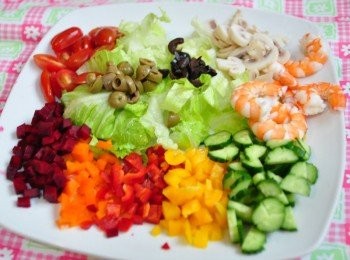 step2: 先將洋菇、白蝦川燙，再連同其他<span class="group_1">食材</span>則切片的切片、切丁的切丁；綠橄欖是無籽所以切成圓片狀，黑橄欖則是有籽，隨意切碎再取出籽丟棄即可~