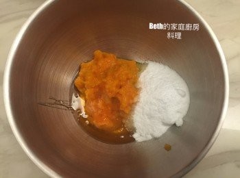 step2: 使用電動攪拌器或打蛋器將南瓜泥與糖拌勻