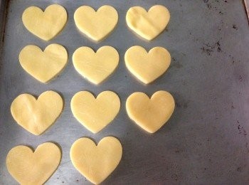 step4: 將印出來的曲奇放上有牛油紙的焗盤上170。C焗15-20分鐘（按自己焗爐調節高低）