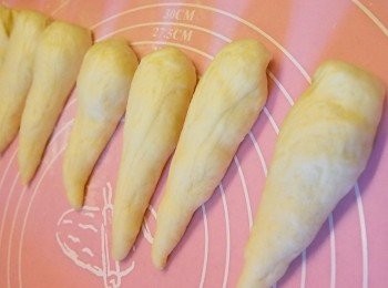 step7: 把麵團用手心推壓成上闊下窄的形狀（如圖）