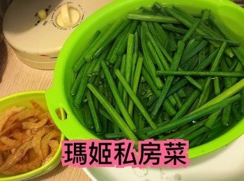 step3: 蝦乾預先浸軟👉🏻韮菜切頭（因為個頭比較老,炒完到食會好多渣）切尾（因為係個花頭,冇時間處理及浸水、通常我快煮都會切左佢）中間切三段或二段(要視乎韭菜嘅長短度）