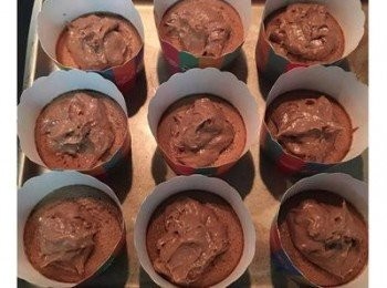 step10: 於正中間填入適量的巧克力內餡（約1湯匙的量）。