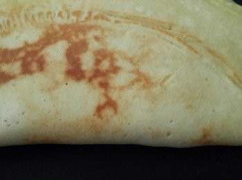 step2: 香蕉切圓片備用~起油鍋將1的麵糊倒入鍋中,8分熟時將香蕉片鋪在上面,對半包起香蕉,翻面繼續小火2分鐘 至兩面都有些金黃熟透即可^^