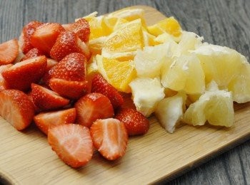 step2: 將草莓切約2 -3cm小塊，將橙及西柚去皮，切小塊