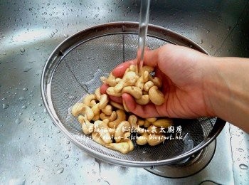 step2: 西瓜皮去掉綠色皮 , 紅棗去核 , 腰果用水沖一沖洗及瀝乾