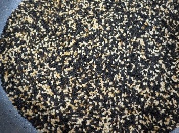 step1: － 黑白芝麻白鑊用小火炒至看見白芝麻變成金黃色