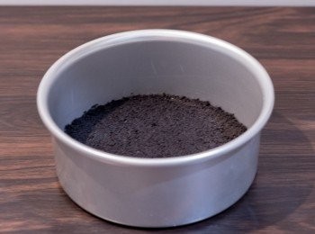 step5: 混合物放入蛋糕模具，平均用匙羹壓實成餅底，放入冰箱（冷凍庫Freezer）備用