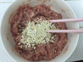 step5: 攪拌至開始起膠後，加入麥皮