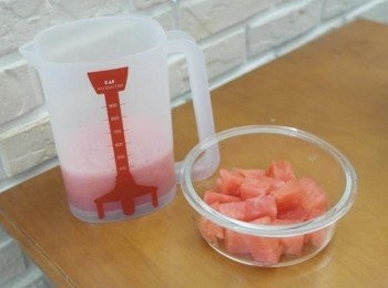 step1: 將西瓜切成小塊...留一些些西瓜塊裝飾備用^^